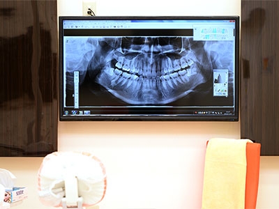 東京都町田市「多摩境オレンジ歯科」歯科医師求人大型ワイドモニター写真