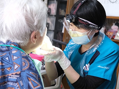 たけした歯科（東京都練馬区）の訪問歯科歯科衛生士診療風景